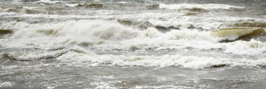 Fırtınadan sonra dramatik günbatımı bulutları altında Baltık Denizi. Dalgalar yakın çekim. - Letonya. Destansı deniz manzarası. Kasırga, fırtına, sert hava, meteoroloji, ekoloji, iklim değişikliği, doğal olaylar