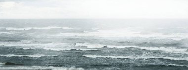 Fırtınadan sonra dramatik günbatımı bulutları altında Baltık Denizi. Dalgalar yakın çekim. Destansı deniz manzarası. Kasırga, fırtına, sert hava, meteoroloji, ekoloji, iklim değişikliği, doğal olaylar