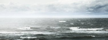 Fırtınadan sonra dramatik günbatımı bulutları altında Baltık Denizi. Dalgalar yakın çekim. Destansı deniz manzarası. Kasırga, fırtına, sert hava, meteoroloji, ekoloji, iklim değişikliği, doğal olaylar