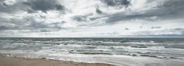 Fırtınadan sonra dramatik günbatımı bulutları altında Baltık Denizi. Dalgalar yakın çekim. Destansı deniz manzarası. Kasırga, fırtına, sert hava, meteoroloji, ekoloji, iklim değişikliği, doğal olaylar