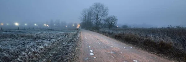 Een Onverharde Landweg Door Velden Een Dikke Mist Nederland Eenzame — Stockfoto