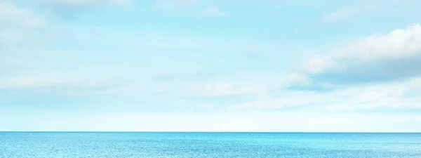 晴れた夏の日にはバルト海の砂浜からのパノラマビュー Azureの水と曇りの青い空 輝く雲 牧歌的な海の景色 ラトビア — ストック写真
