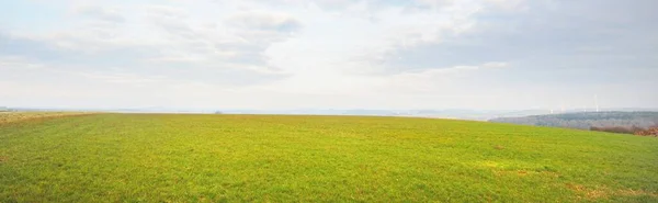 Живописный Панорамный Пейзаж Вспаханного Сельскохозяйственного Поля Драматическое Небо Пылающими Облаками — стоковое фото