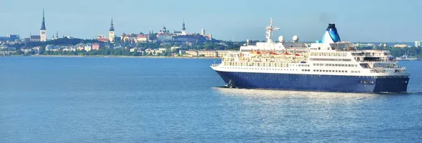 エストニアのタリン港に到着した客船 バルト海 背景の建物やランドマーク レジャー活動 レクリエーションのテーマ — ストック写真
