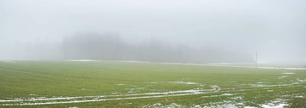 濃い霧の中で暗い空の下で田舎の農業分野 地面に新鮮な雪 ドイツだ コンセプトアート グラフィックミニマリズム エコロジー 地球温暖化 — ストック写真