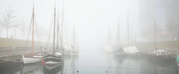 Elegante Moderne Jachten Zeil Vissersboten Kleine Schepen Afgemeerd Pier Een — Stockfoto