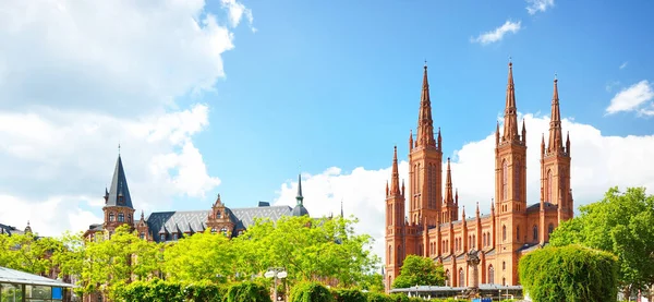 从德国威斯巴登王宫广场 Schlossplatz 观看新教市场教堂 Marktkirche 晴朗的蓝天 观光主题 — 图库照片