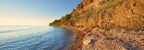 Vista Bajo Ángulo Los Acantilados Anaranjados Cerca Orilla Del Mar —  Fotos de Stock