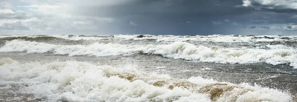 Fırtınadan sonra dramatik günbatımı bulutları altında Baltık Denizi. Dalgalar yakın çekim. Destansı deniz manzarası. Kasırga, fırtına, sert hava, meteoroloji, ekoloji, iklim değişikliği, doğal olaylar