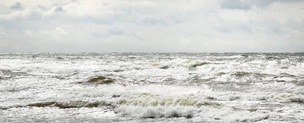 Mar Báltico Sob Nuvens Pôr Sol Dramáticas Após Trovoada Ondas — Fotografia de Stock