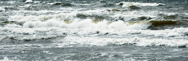 Ostsee Unter Dramatischen Sonnenuntergangswolken Nach Gewitter Wellen Aus Nächster Nähe — Stockfoto