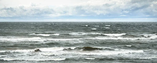 雷雨过后 波罗的海在戏剧性的日落云彩之下 拍特写 史诗般的海景气旋 恶劣天气 气象学 生态学 气候变化 自然现象 — 图库照片