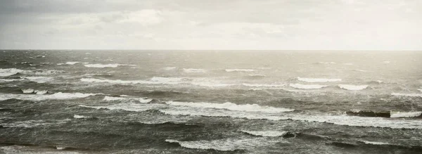 雷雨の後 劇的な日没の雲の下でバルト海 波を閉じる 壮大な海の景色 サイクロン 気象学 生態学 気候変動 自然現象 — ストック写真