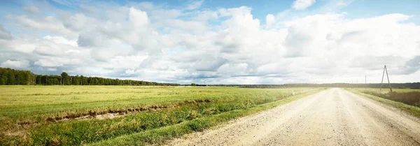 Uma Estrada Rural Vazia Pelos Campos Depois Chuva Céu Dramático — Fotografia de Stock