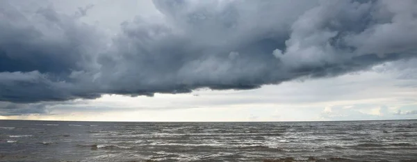 Céu Limpo Com Muitas Nuvens Escuras Cúmulos Brilhantes Acima Costa — Fotografia de Stock