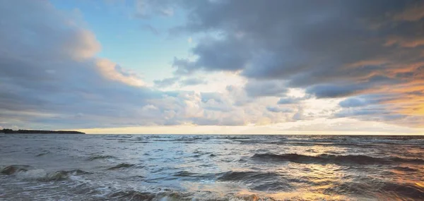 夕暮れ時の雷雨の後 バルト海の海岸の上に多くの暗い輝く積雲と澄んだ空 劇的な雲景 暖かい金色の光 絵のような景色 悪天候 気候変動 — ストック写真