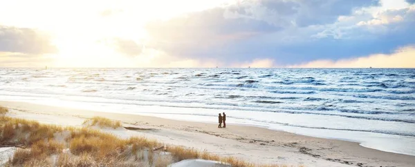 Casal Está Caminhando Pela Costa Mar Báltico Pôr Sol Dunas — Fotografia de Stock