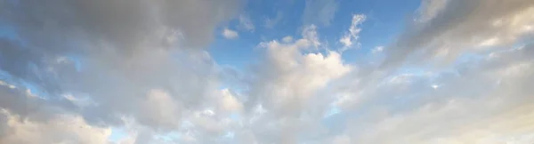 Чистое Голубое Небо Пылающими Розовыми Золотыми Облаками После Шторма Драматический — стоковое фото
