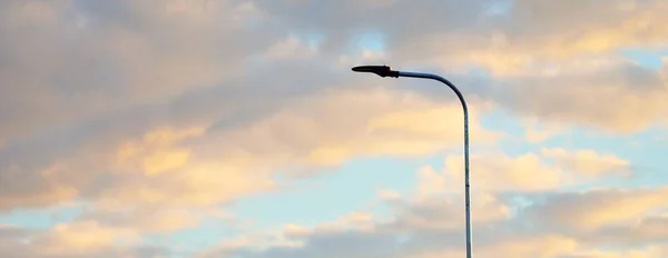 Luci Stradali Lanterna Contro Drammatico Cielo Del Tramonto Nuvole Rosa — Foto Stock