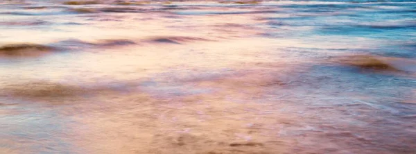海浪和飞溅的纹理 五彩斑斓的天空映在水面上 Idyllic海景 概念形象 长期暴露 风景如画 自然图案 图形资源 — 图库照片