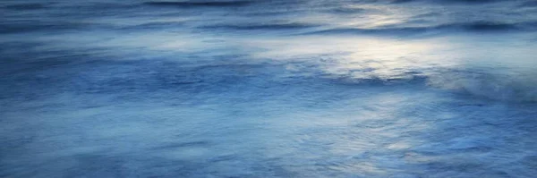 Deniz Dalgaları Sıçrama Dokusu Renkli Gökyüzü Suya Yansıyor Idyllic Deniz — Stok fotoğraf
