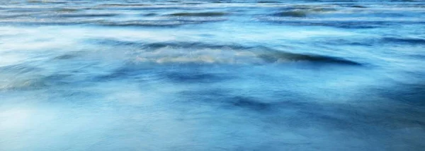 Ondas Mar Espirra Textura Céu Colorido Refletindo Água Paisagem Marinha — Fotografia de Stock