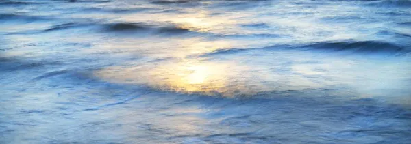 Las Olas Del Mar Salpica Textura Cielo Colorido Reflejándose Agua — Foto de Stock