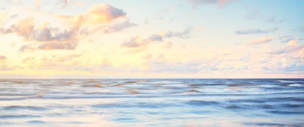 雷雨の後 海の上に壮大なカラフルな輝くピンクの夕日の雲 劇的な空だ 波と水が食感を飛ばす 牧歌的な海の景色 コンセプトイメージ 長時間露光 絵になる風景 — ストック写真
