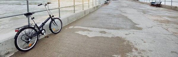 自転車のクローズアップ 日没時にバルト海への空の歩行者通路 遊歩道 ラトビアのベントスピルス レジャー活動 スポーツ レクリエーション ノルディックウォーキング 代替輸送 ライフスタイル — ストック写真