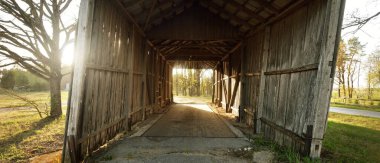 Terk edilmiş eski bir ahşap kulübe, yakın plan. Tarım, tarım endüstrisi, geleneksel mimari, ABD, Vahşi Batı, tarih, altın madeni, batı, zombi, korku ve diğer grafik kaynakları kavramları