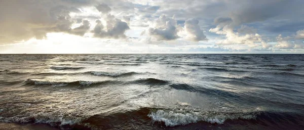 日没後の雷雨の後 バルト海沿岸の上に輝く積雲と澄んだ空 劇的な雲景 柔らかい黄金の太陽 絵のような景色 悪天候 気候変動 — ストック写真