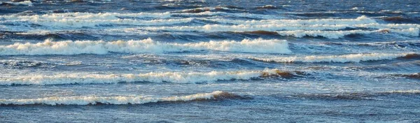 Балтийское Море Закате Волны Брызги Воды Идиллический Морской Пейзаж Латвия — стоковое фото