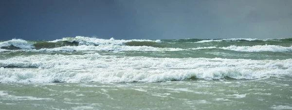 Baltské Moře Pod Temnými Dramatickými Mraky Bouřce Ventspils Lotyšsko Epický — Stock fotografie