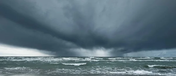 Mar Báltico Sob Nuvens Dramáticas Escuras Após Trovoada Ventspils Letónia — Fotografia de Stock