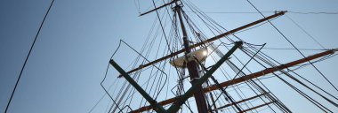 Zarif bir tarihi eğitim gemisinin direği açık mavi gökyüzüne karşı. Turku, Finlandiya. Seyahat yerleri, geziler, manzaralar, işaretler, turizm, gezi, yelkenli yarışı, gezi, araştırma, iş kavramları.