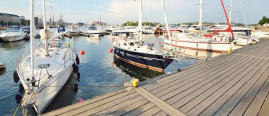 Finlandiya 'nın başkenti Helsinki' de bir yat limanında demirlemiş zarif ve modern yelkenliler ve kesiciler. Yaz tatilleri, deniz seyahati, dinlenme, spor, yelkenli yarışı, eğlence etkinliği, hizmet, turizm