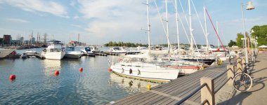 Finlandiya 'nın başkenti Helsinki' de bir yat limanında demirlemiş zarif ve modern yelkenliler ve kesiciler. Yaz tatilleri, deniz seyahati, dinlenme, spor, yelkenli yarışı, eğlence etkinliği, hizmet, turizm