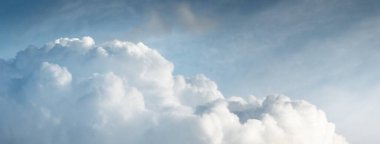 Destansı fırtına bulutları. Beyaz süslemeli günbatımı kümülüs bulutları. Yumuşak güneş ışığı, güneş ışınları. Açık mavi gökyüzü. Doğal desen, doku, arkaplan, duvar kağıdı, 3D, grafik kaynakları, tasarım, kopyalama alanı