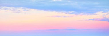Açık mavi gökyüzü. Pembe ve altın rengi sirrus ve kümülüs bulutları fırtına üstüne, yumuşak güneş ışığı. Dramatik gün batımı bulutları. Meteoroloji, cennet, barış, grafik kaynakları, pitoresk panoramik manzara
