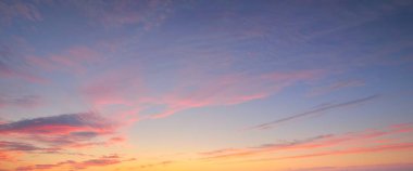 Açık gökyüzü, parlayan sirrus ve kümülüs bulutları fırtınadan sonra, yumuşak güneş ışığı. Dramatik gün batımı bulutları. Meteoroloji, hava, iklim, cennet, barış. Grafiksel kaynaklar. Resimli panoramik manzara
