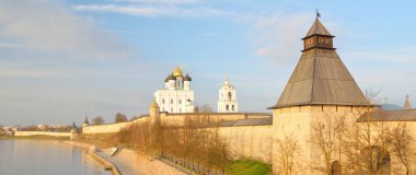 Kremlin duvarlarının panoramik manzarası ve Rusya 'nın Pskov kentindeki dolgu. Üçlemeci Katedrali 'ne yakın çekim. Seyahat noktaları, Rus kültürü ve ortodoks dini, ulusal dönüm noktası, turizm