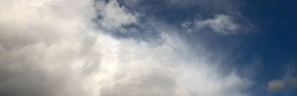 Pejzaż Białe Ozdobne Chmury Miękkie Światło Słoneczne Promienie Słońca Czyste — Zdjęcie stockowe