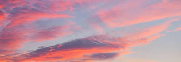 Cielo Azzurro Chiaro Rosso Rosa Cirri Dorati Nubi Cumulo Dopo — Foto Stock