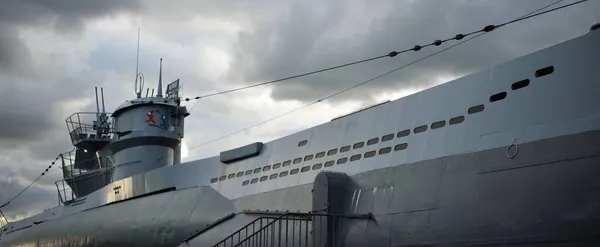 ドイツ潜水艦U 995 劇的な空 嵐の雲 博物館船ラボー海軍記念館 ドイツだ パノラマビュー 旅行先 ランドマーク 第二次世界大戦 — ストック写真