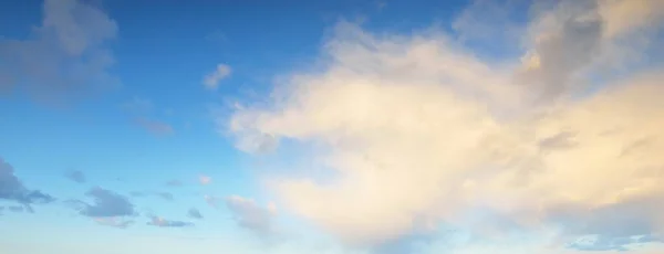 Jasne Niebo Świecący Cyrrus Cumulus Chmury Burzy Miękkie Światło Słoneczne — Zdjęcie stockowe