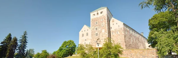 芬兰图尔库城堡外 墙和塔的特写 阳光灿烂的夏日 传统建筑 防御工事 旅游目的地 — 图库照片