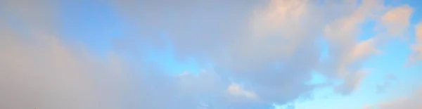 Cielo Limpido Cirri Incandescenti Nuvole Cumulate Dopo Tempesta Luce Solare — Foto Stock