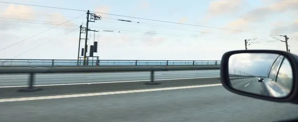 日没の高速道路や道路橋 ヨーロッパのルートE20 劇的な空だ 車からの眺め コンセプト都市景観 旅行先 道路旅行 エンジニアリング ヨーロッパ — ストック写真
