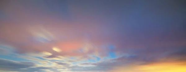 Темное Сияющее Небо После Шторма Зимой Золотой Солнечный Свет Драматический — стоковое фото