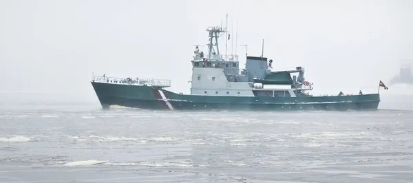 Navio Guarda Costeira Navegando Durante Tempestade Inverno Nevoeiro Ondas Mau — Fotografia de Stock